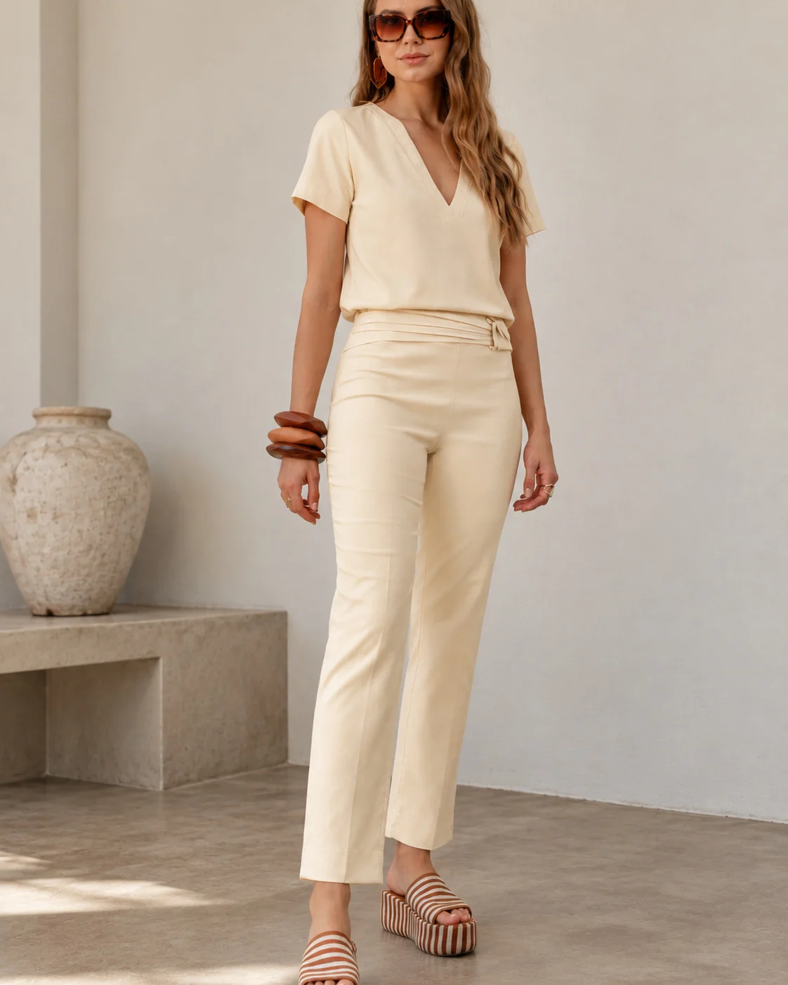 Black Friday À Gogo: look creme com sandália listrada